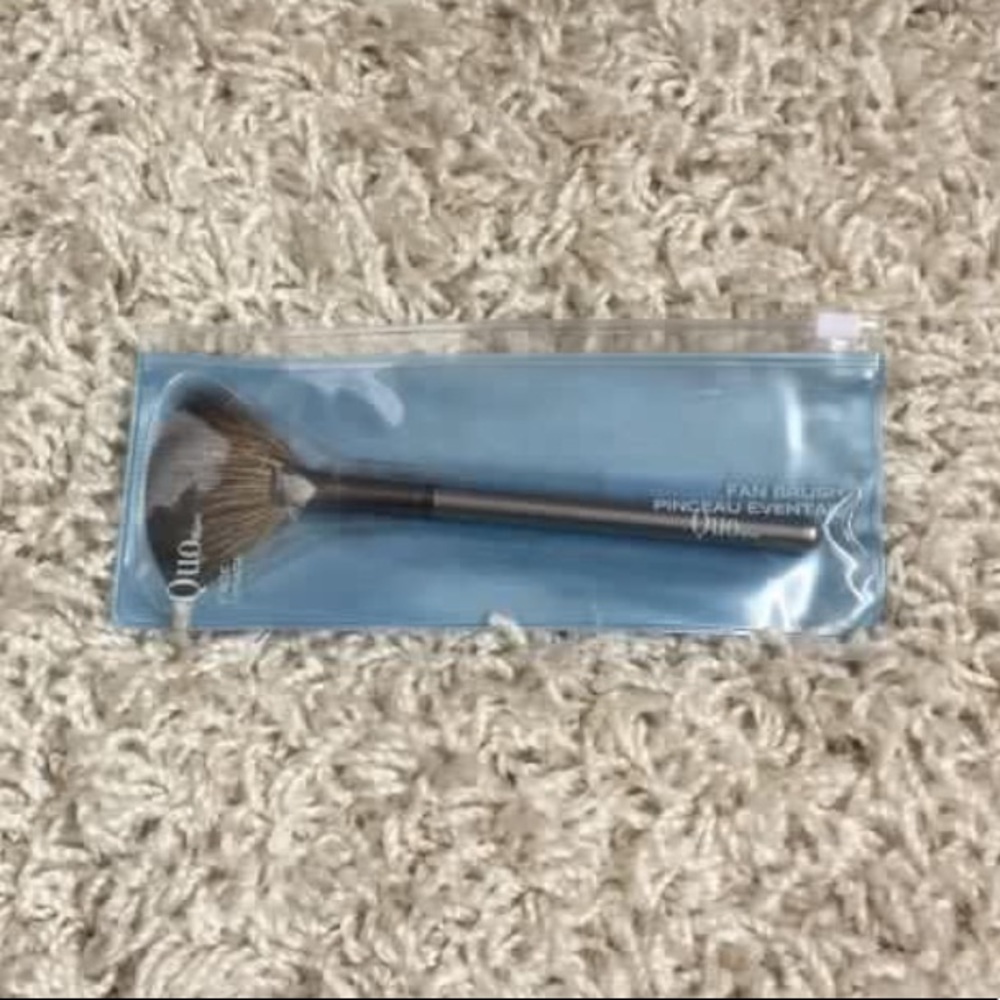 Quo fan brush